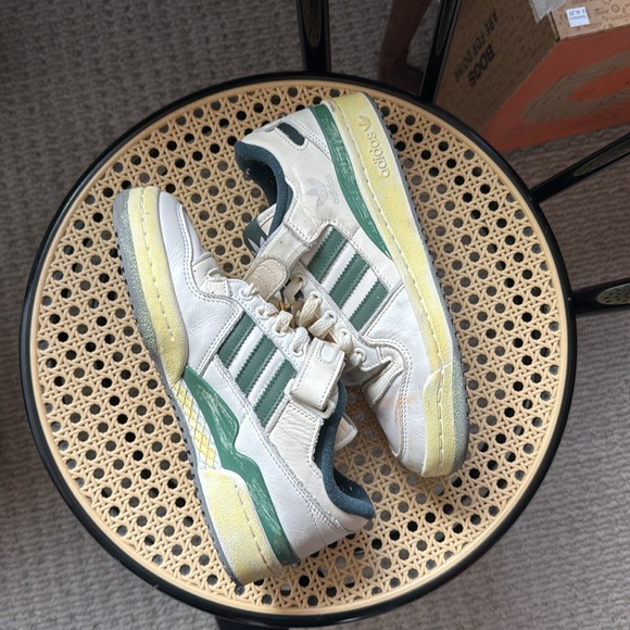 Adidas Forum 84 Low AEC Shoes in Cloud White/Green Oxide - Picture 5 of 5